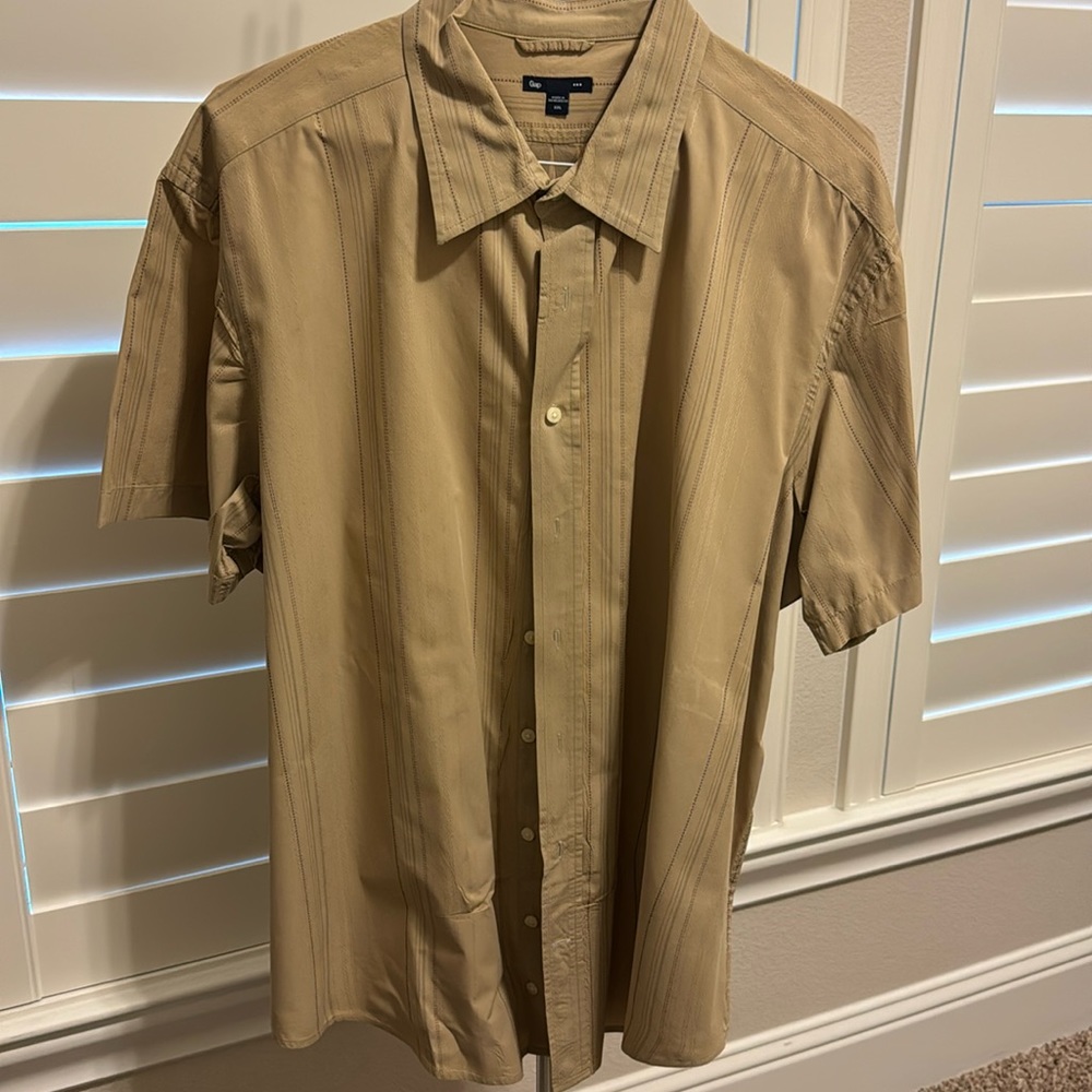 GAP men’s ss button down. XXL. Tan with linear pattern, 100% cotton. Like new.
